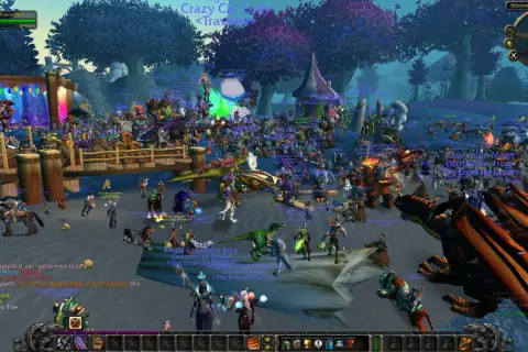 Tłum graczy w World of Warcraft, w tym wiele postaci, smoków i nawet żółw. Wow!