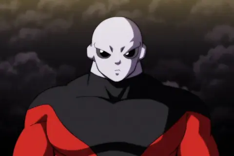 Potężny Jiren z Dragon Ball, z groźnym spojrzeniem, na tle burzowych chmur.