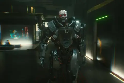 Adam Smasher, potężny cyborg z czerwonymi oczami, wchodzi do mrocznego korytarza.