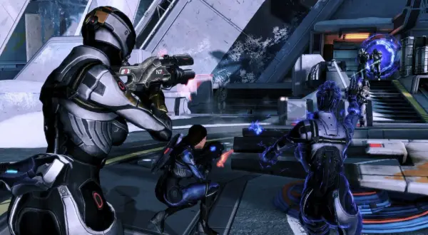 Zacięta walka w stylu Mass Effect. Infiltratorzy w zbrojach N7 i niebieskich kombinezonach strzelają do wrogów, używając broni i mocy.