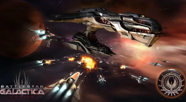 Bitwa kosmiczna w Battlestar Galactica Online. Ogromny statek bojowy i mniejsze myśliwce walczą w przestrzeni kosmicznej.
