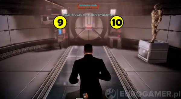 Gracz w czarnym garniturze wkracza do pomieszczenia, gdzie Kasumi z Mass Effect wyłączyła barierę.
