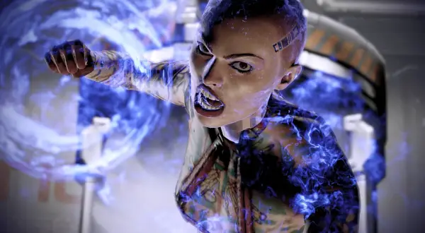 Jack z Mass Effect w furii, otoczona niebieską energią.