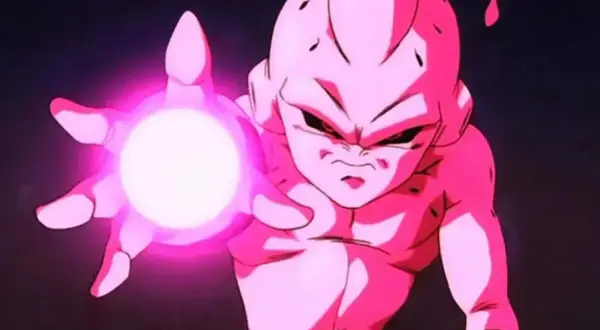 Kid Buu z różową kulą energii w dłoni, gotowy do ataku.