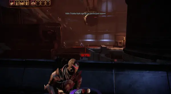 Zaeed z Mass Effect 2 w akcji, celuje w przeciwnika. W tle widać dialog "Trzeba było zginąć za pierwszym razem!".