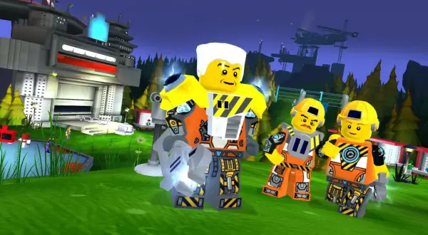 Trzej budowniczowie w kaskach i kombinezonach stoją na trawie przed futurystycznym budynkiem. To scena z gry lego universe.