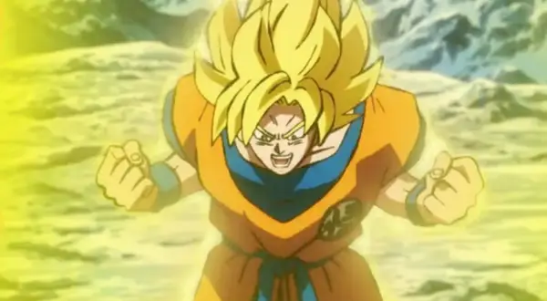 Goku w formie Super Saiyanina, z żółtą aurą, gotowy do walki. Scena przypomina początek przygód z Dragon Ball odc 1.
