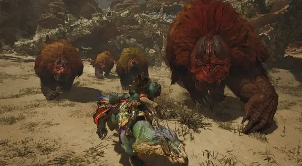 Łowca na grzbiecie zielonego potwora ucieka przed grupą futrzastych bestii w grze **Monster Hunter Online**.