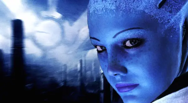 Zbliżenie na twarz Liary z Mass Effect, niebieskoskórej Asari, z rozmytym tłem miasta.