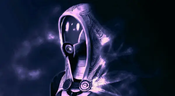 Tali z Mass Effect w fioletowej poświacie, jej maska i kaptur ozdobione są spiralnymi wzorami.