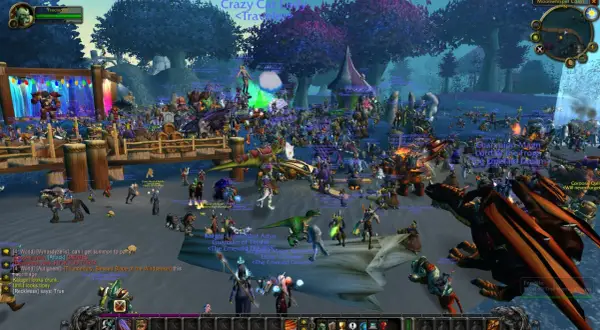 Tłum graczy w World of Warcraft, w tym wiele postaci, smoków i nawet żółw. Wow!