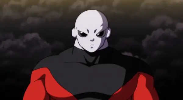 Potężny Jiren z Dragon Ball, z groźnym spojrzeniem, na tle burzowych chmur.
