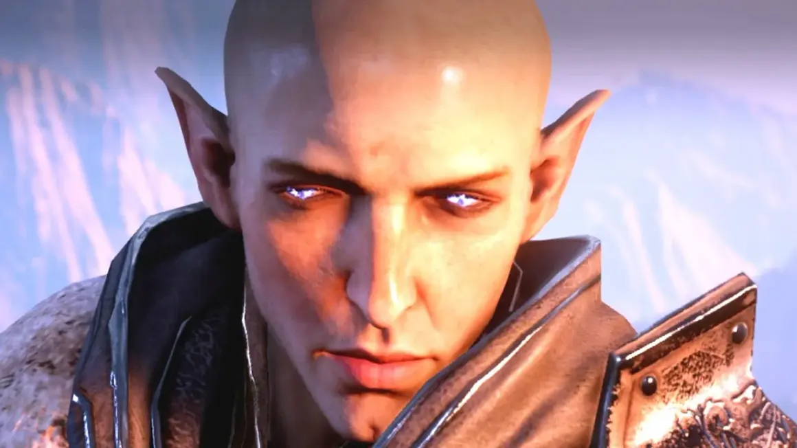 Solas z Dragon Age: Inquisition - Trespasser, z magicznymi, fioletowymi oczami i spiczastymi uszami, w zbroi.