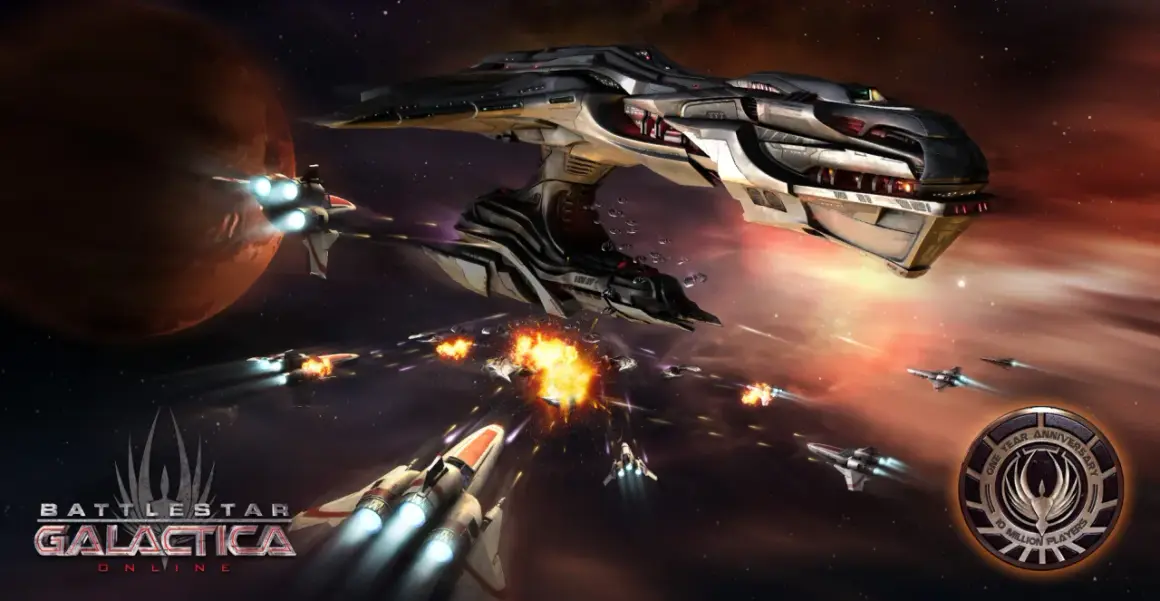 Bitwa kosmiczna w Battlestar Galactica Online. Ogromny statek bojowy i mniejsze myśliwce walczą w przestrzeni kosmicznej.