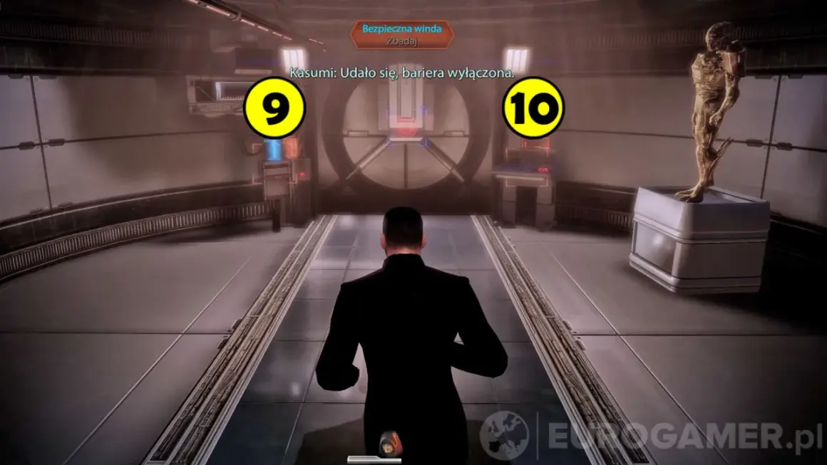 Gracz w czarnym garniturze wkracza do pomieszczenia, gdzie Kasumi z Mass Effect wyłączyła barierę.