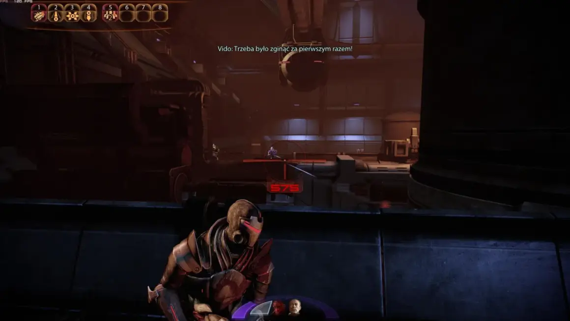 Zaeed z Mass Effect 2 w akcji, celuje w przeciwnika. W tle widać dialog "Trzeba było zginąć za pierwszym razem!".