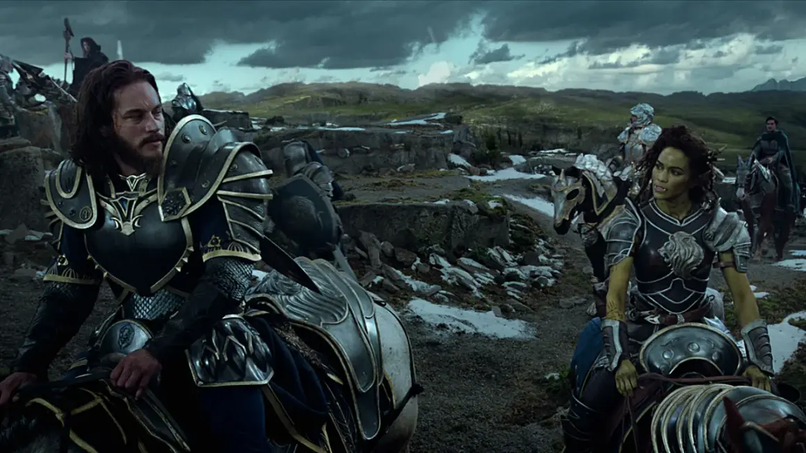 Rycerze i orczyca na koniach w zbrojach, gotowi do walki. Ten film to prawdziwy film wow!
