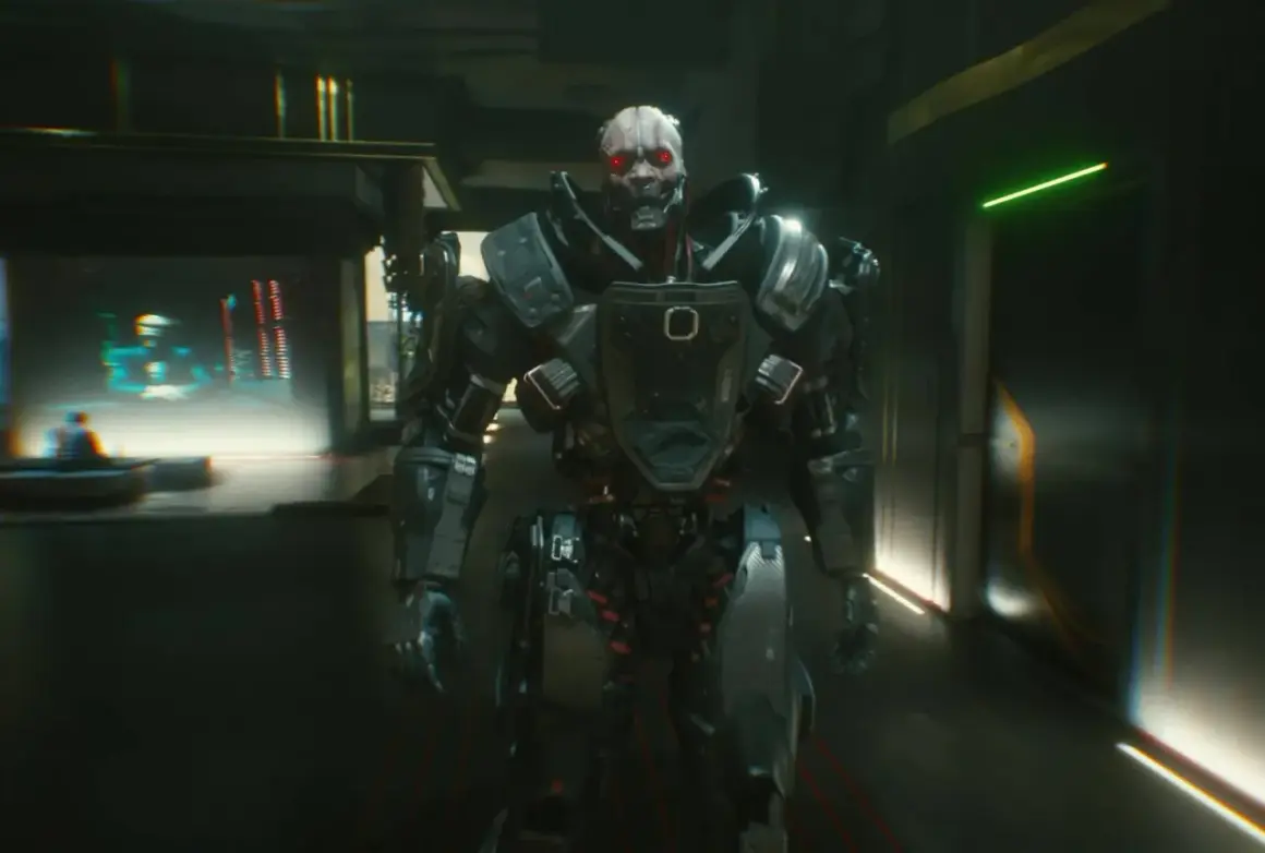 Adam Smasher, potężny cyborg z czerwonymi oczami, wchodzi do mrocznego korytarza.