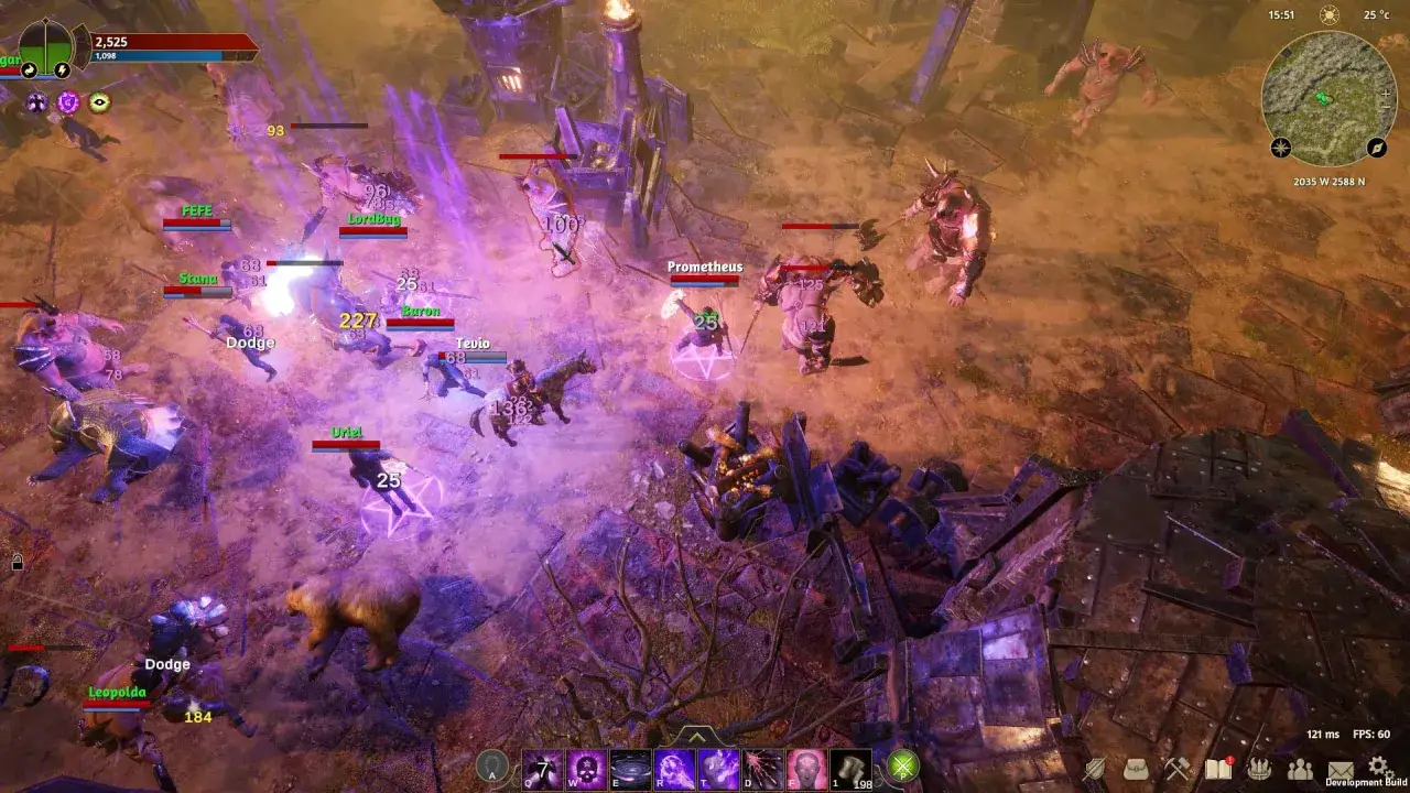 Wirtualny świat fractured online, gdzie gracze walczą z potworami i innymi graczami. Widać tu wielu bohater&oacute;w, potwory i efekty magiczne.
