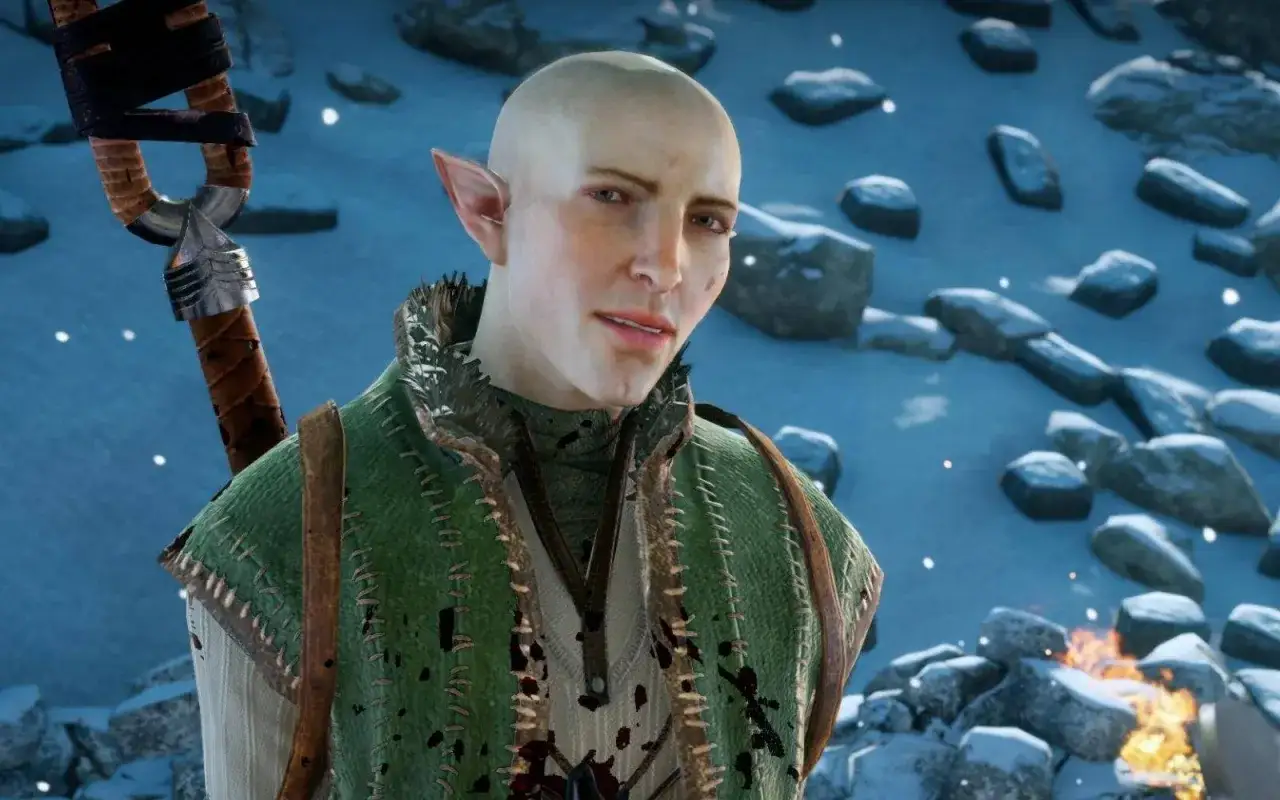 Solas, w zimowej scenerii, przygotowuje się do walki w Dragon Age: Inquisition - Trespasser.