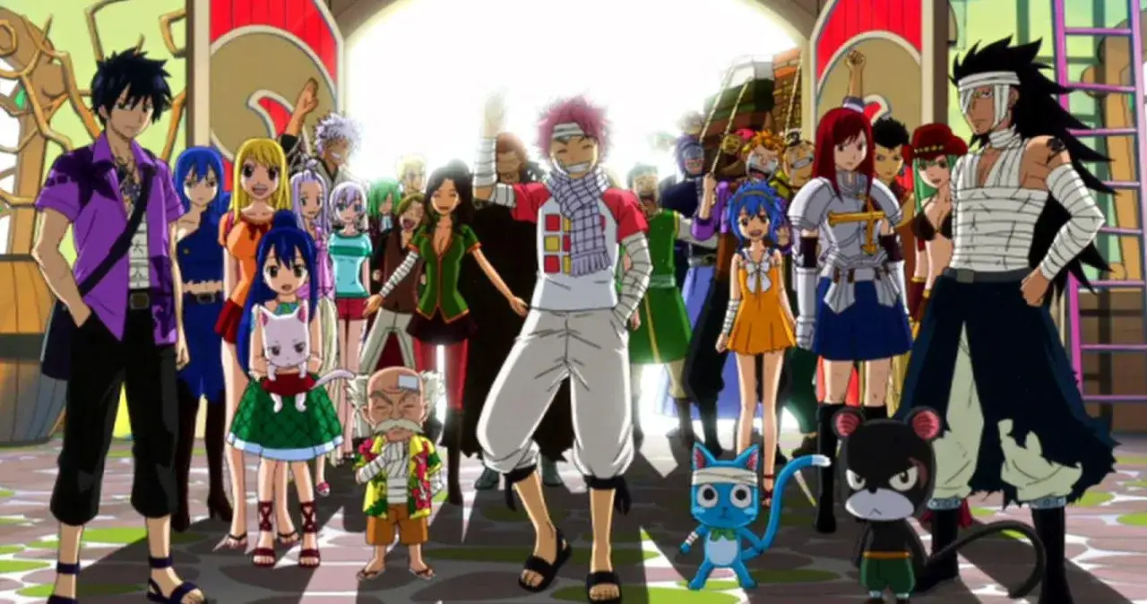 Grupa postaci z anime Fairy Tail, w tym Natsu, Lucy, Erza i Happy, pozuje do zdjęcia.