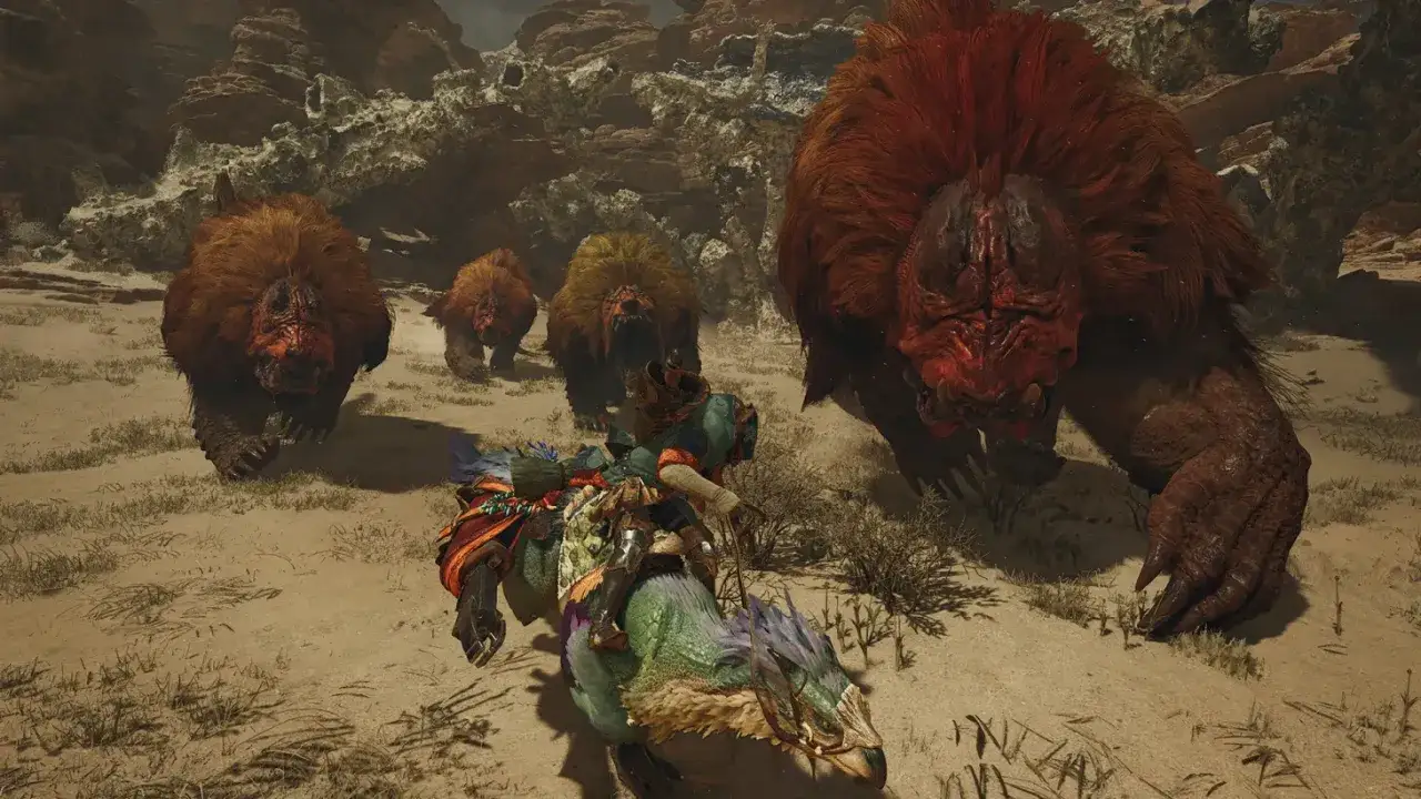 Gracz na grzbiecie kolorowego potwora ucieka przed stadem groźnych, futrzastych bestii w grze Monster Hunter Online.