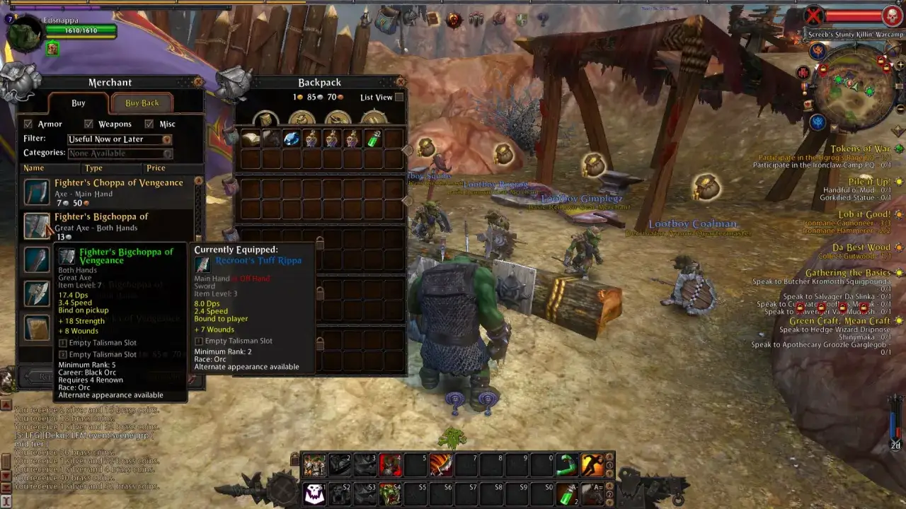 Gracz w grze Warhammer Online przegląda ekwipunek, por&oacute;wnując topory i miecz.