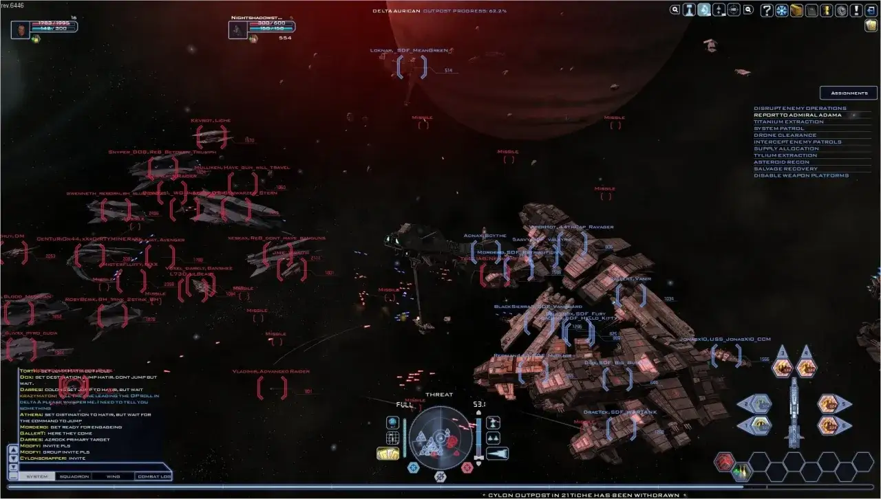 Bitwa kosmiczna w Battlestar Galactica Online. Floty statków walczą w przestrzeni, pociski lecą w kierunku wrogów.