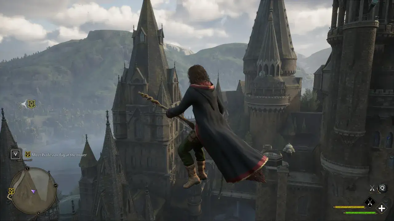 Gracz na miotle lata nad zamkiem, przygotowując się do meczu Quidditch w Hogwarts Legacy.