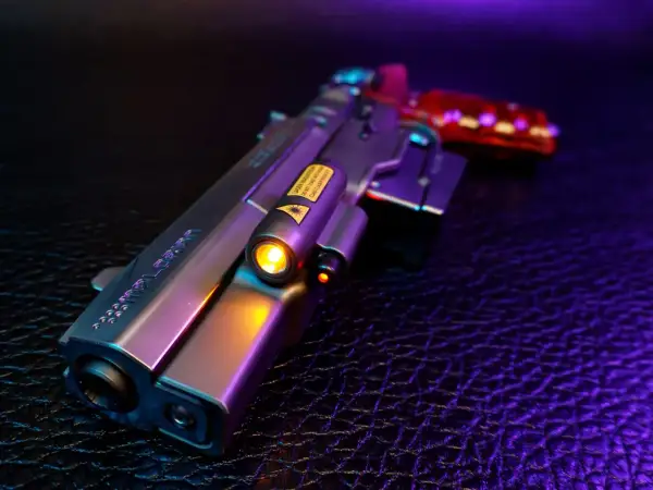 Cyberpunkowy pistolet, przypominający broń Johnny'ego Silverhanda, z laserowym celownikiem i świecącym uchwytem.