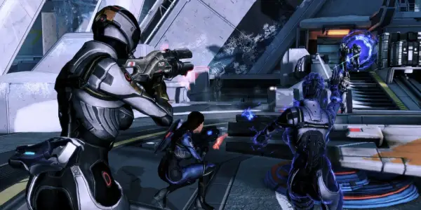 Zacięta walka w stylu Mass Effect. Infiltratorzy w zbrojach N7 i niebieskich kombinezonach strzelają do wrogów, używając broni i mocy.