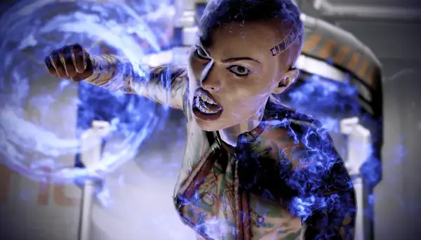 Jack z Mass Effect w furii, otoczona niebieską energią.
