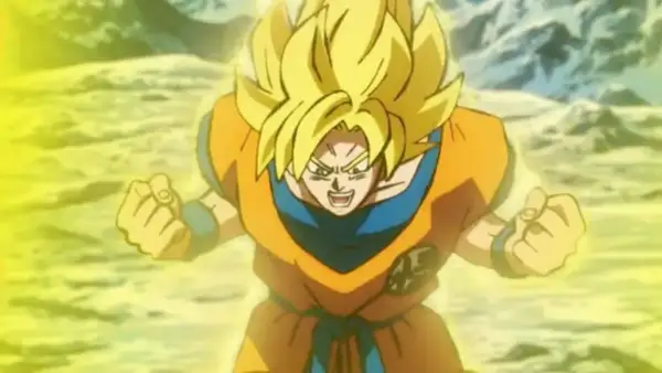 Goku w formie Super Saiyanina, z żółtą aurą, gotowy do walki. Scena przypomina początek przygód z Dragon Ball odc 1.