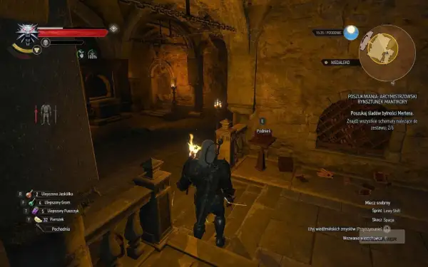 Wiedźmin w zbroi z zestawu **Witcher 3 Manticore Armor** eksploruje mroczne, kamienne pomieszczenie.