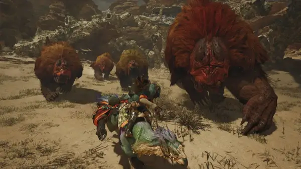 Łowca na grzbiecie zielonego potwora ucieka przed grupą futrzastych bestii w grze **Monster Hunter Online**.