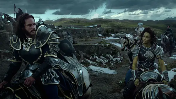 Rycerze i orczyca na koniach w zbrojach, gotowi do walki. Ten film to prawdziwy film wow!