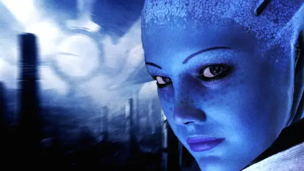 Zbliżenie na twarz Liary z Mass Effect, niebieskoskórej Asari, z rozmytym tłem miasta.