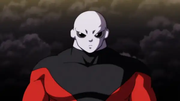 Potężny Jiren z Dragon Ball, z groźnym spojrzeniem, na tle burzowych chmur.