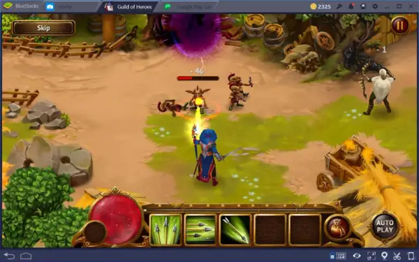 W grze Guild of Heroes mag walczy z goblinami. Bohater rzuca zaklęcie, zadając obrażenia.